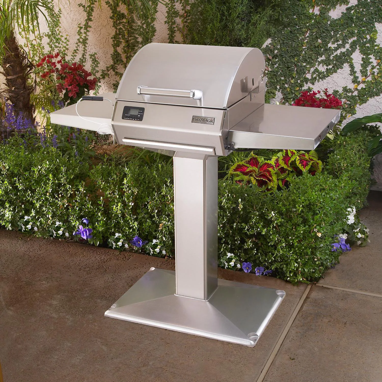 Fire Magic - E250s 1800 Watt Electric Grill On Patio Post - E251S-1Z1E-P6